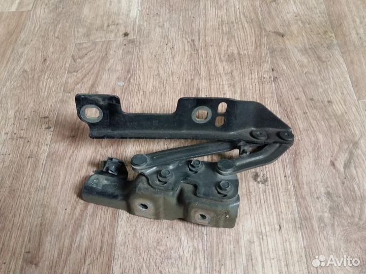 Петля капота правая Opel Astra J 2010-2017