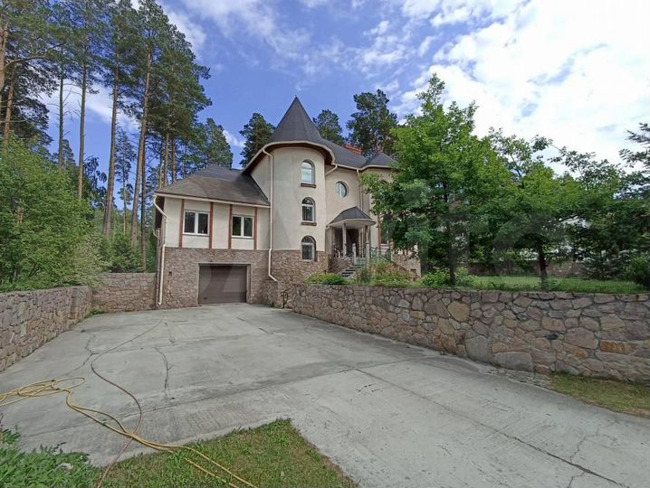 Дом 560 м² на участке 59 сот.