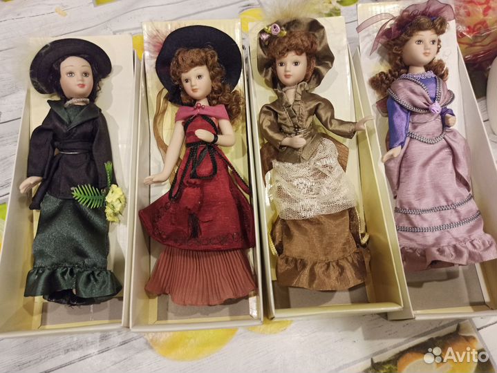 Кукла фарфоровая