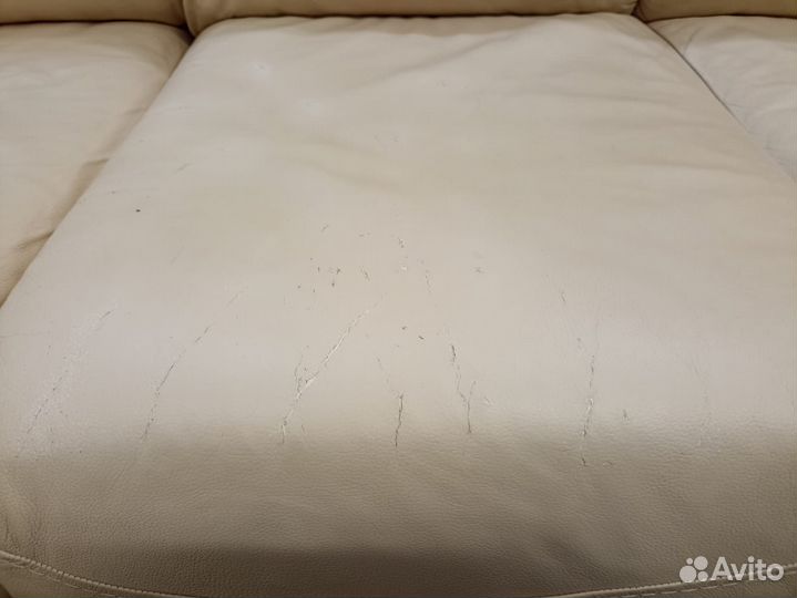 Угловой кожаный диван