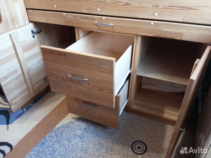 Кровать-чердак с комодом и выдвижным столом
