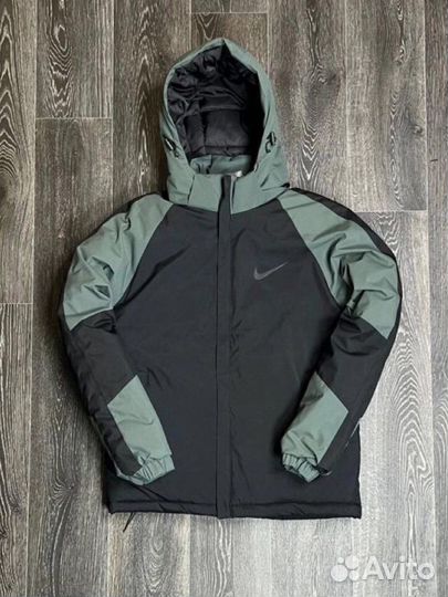 Осенняя куртка Nike с капюшоном