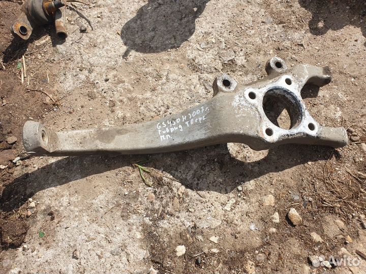 Поворотный кулак передний левый lexus gs3 gs300 gs