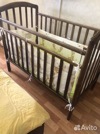Детская кроватка с поперечным маятником