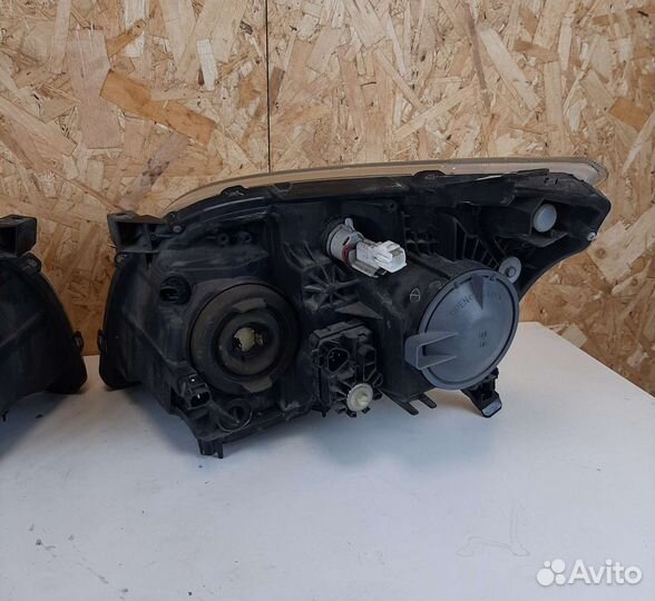 Фары передние пара тойота авенсис AZT250