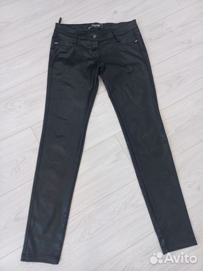 Черные брюки под кожу