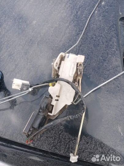 Замок передней двери Mazda Demio 1