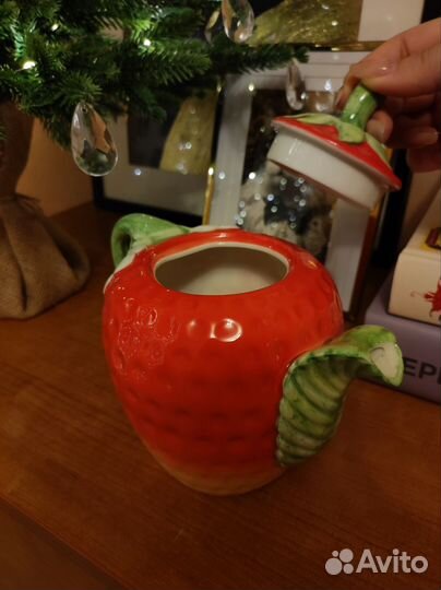 Фарфоровый чайник с крышкой 