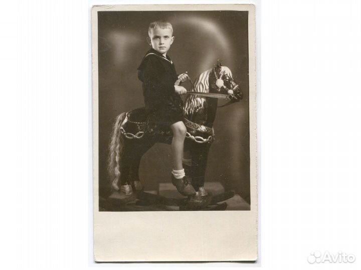 Фото дети игрушки мальчик лошадка-качалка СССР