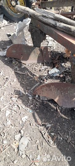 Плуг трехкорпусный