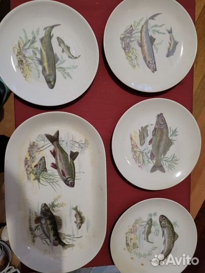 Тарелки и сервировочное блюдо