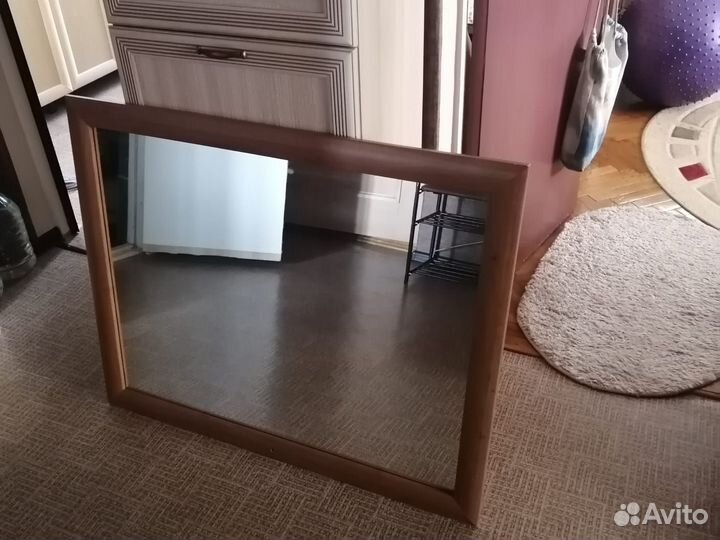 Зеркало настенное в деревянной раме