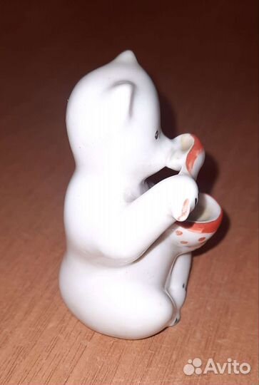 Статуэтка Медвежонок ест мёд, Сысерть, фарфор