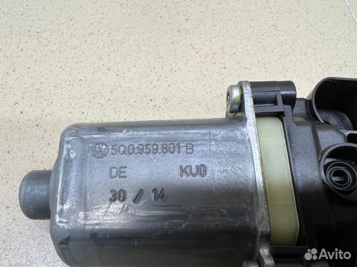 Моторчик стеклоподъемника передний правый Audi A3