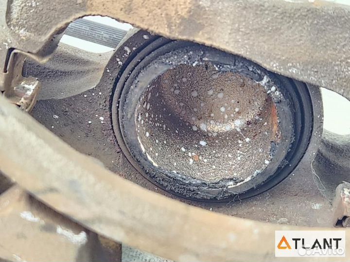 Суппорт передний левый toyota isis