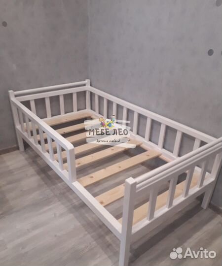 Детская кровать с бортиком