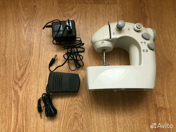 Компактная швейная машинка