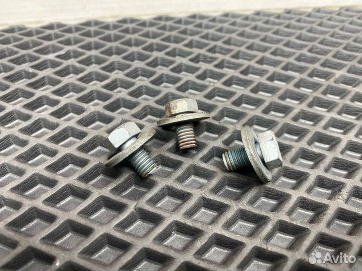Болты крепления теплового экрана катализатора