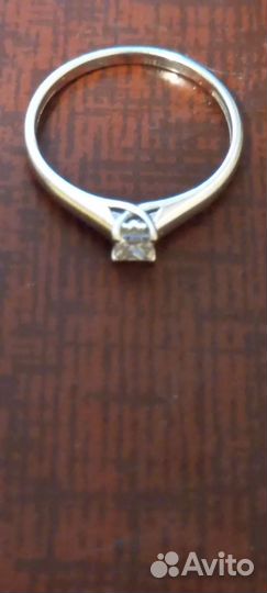 Кольцо с бриллиантом огранки принцеса