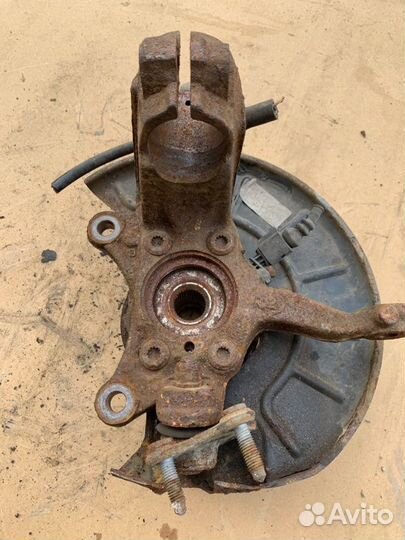 Кулак передний правый Volkswagen Golf 5 2003-2009