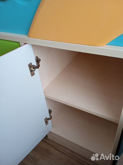 Кровать,письменный стол,шкафы под одежду и игрушки