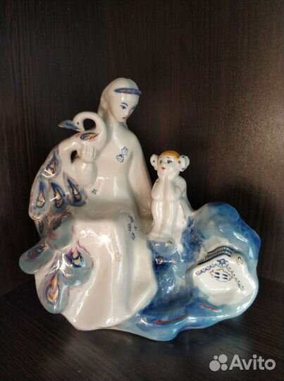 Фарфоровая статуэтка 
