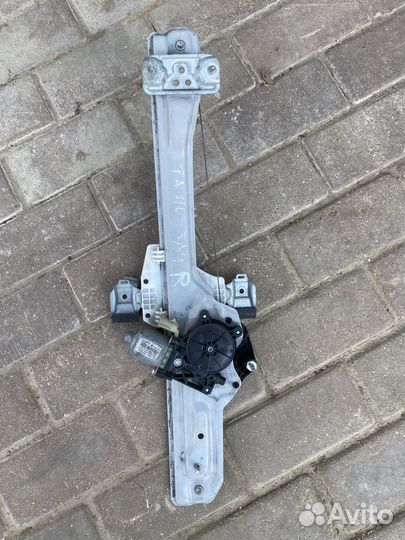 Задний правый стеклоподъемник Chevrolet Tahoe IV