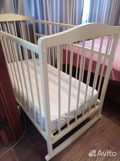 Детская кроватка с маятником