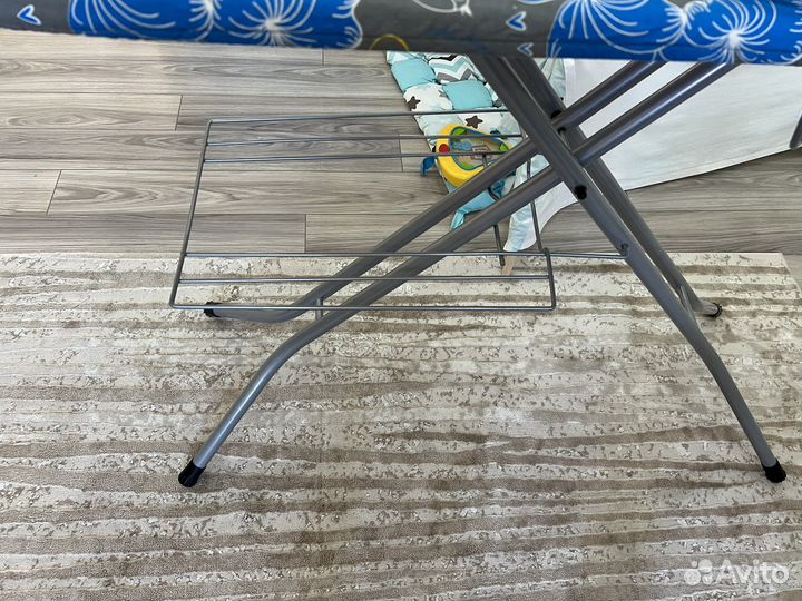 Гладильная доска и утюг