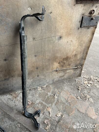 Нижняя рамка радиатора volvo s40 ll