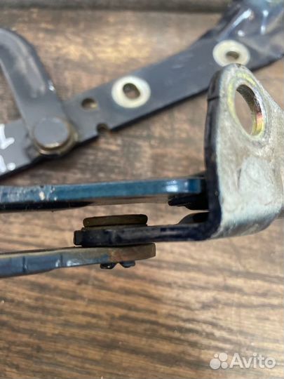 Петля крышки багажника Ford Focus седан duratec