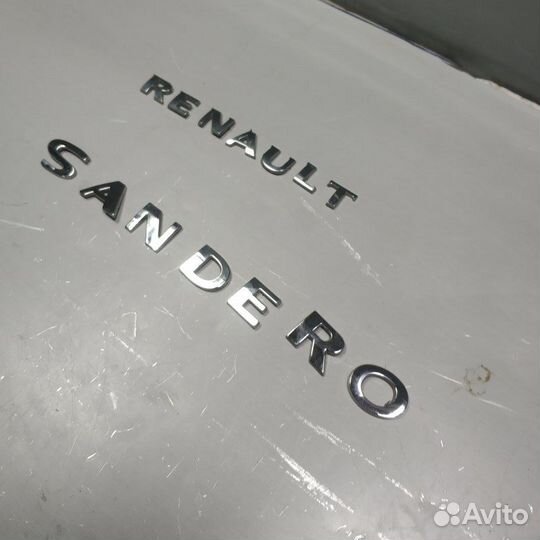 Эмблема крышки багажника Renault Sandero 2 K7M812