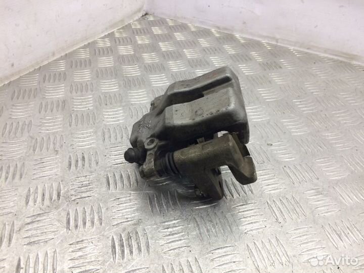 Суппорт тормозной задний левый Toyota Camry V50