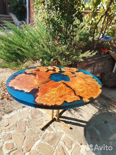 Красивый столовый стол кап дерева