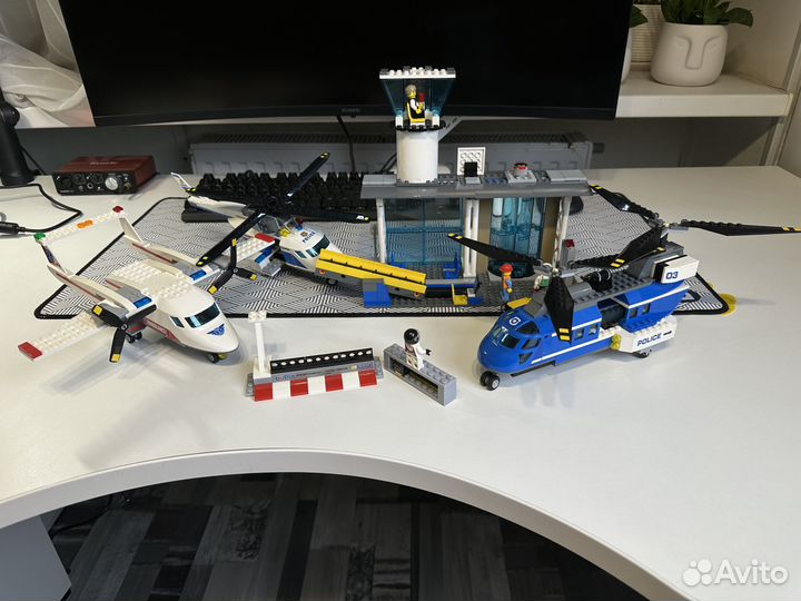 Б/у: Lego City - самолёт, 2 вертолёта, аэропорт