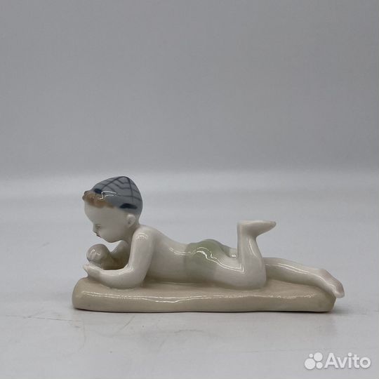 Фарфоровая статуэтка «Мальчик на пляже», лфз