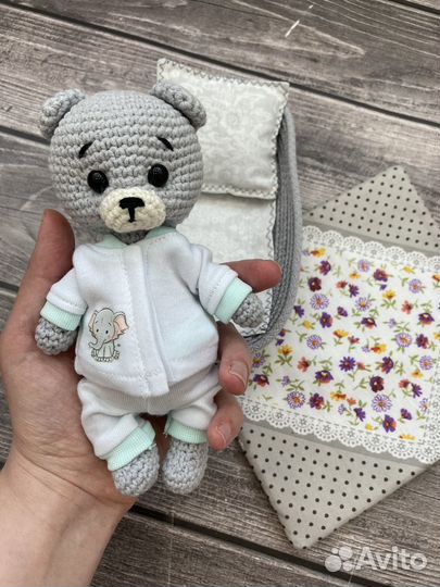 Вязаная игрушка мишка