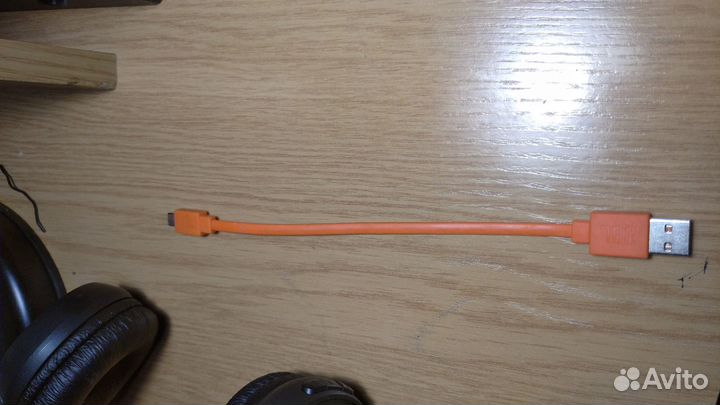 Продам наушники JBL 560BT