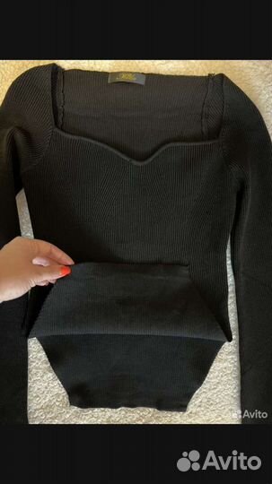 Свитер с фигурным вырезом