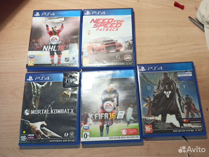 Sony PS4 с 2 геймпадами