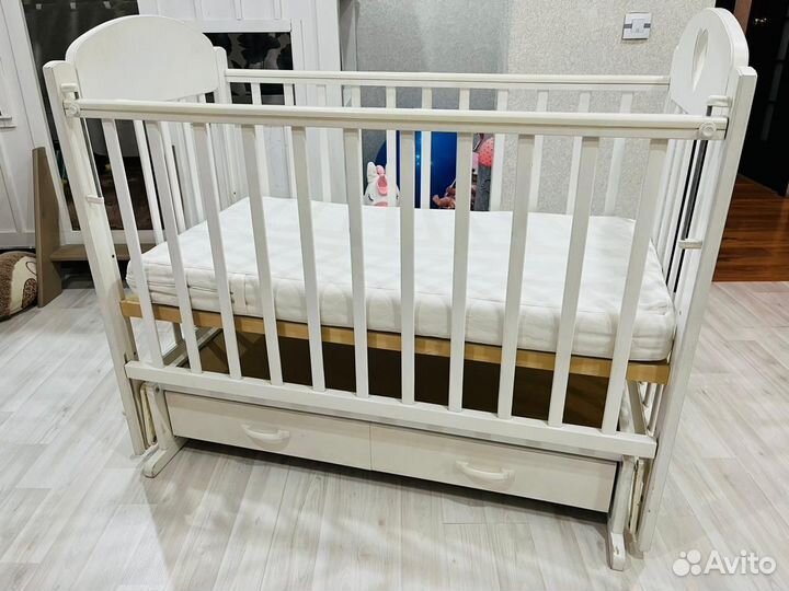 Детская кроватка с маятником