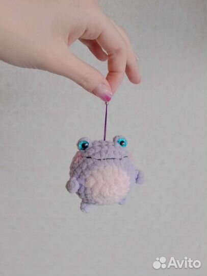 Вязаный лягушонок брелок