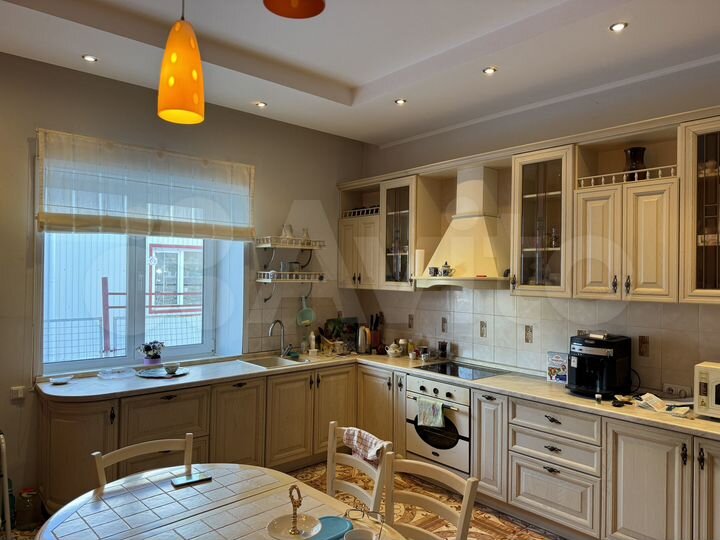 Коттедж 400 м² на участке 10 сот.