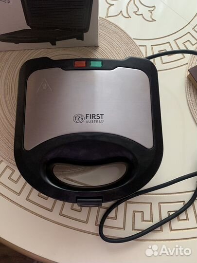 Сендвичница First