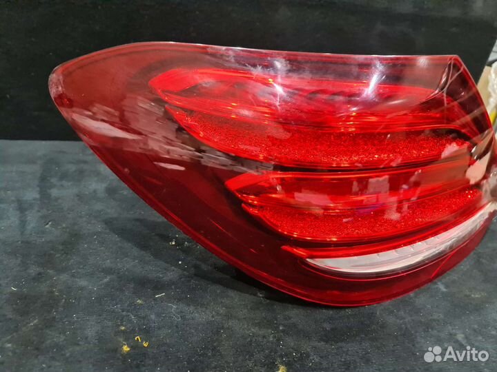 Задний левый фонарь Mercedes W213 с дефектом