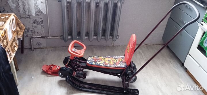 Детский снегокат с ручкой и колесами