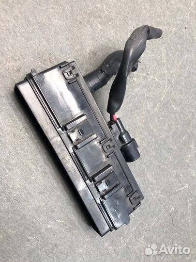 Блок предохранителей под капот Mitsubishi Lancer