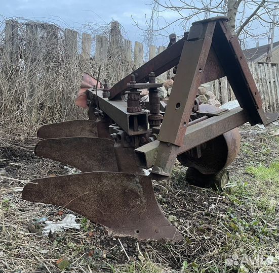 Плуг трёхкорпусный