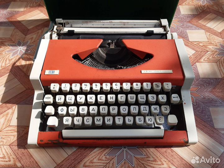 Импортная печатная (пишущая) машинка