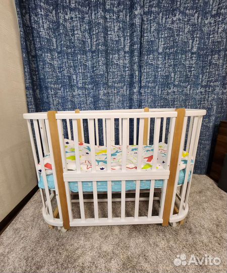 Кроватка детская с маятником